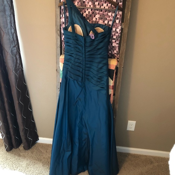 Gorgeous formal gown - Picture 3 of 8